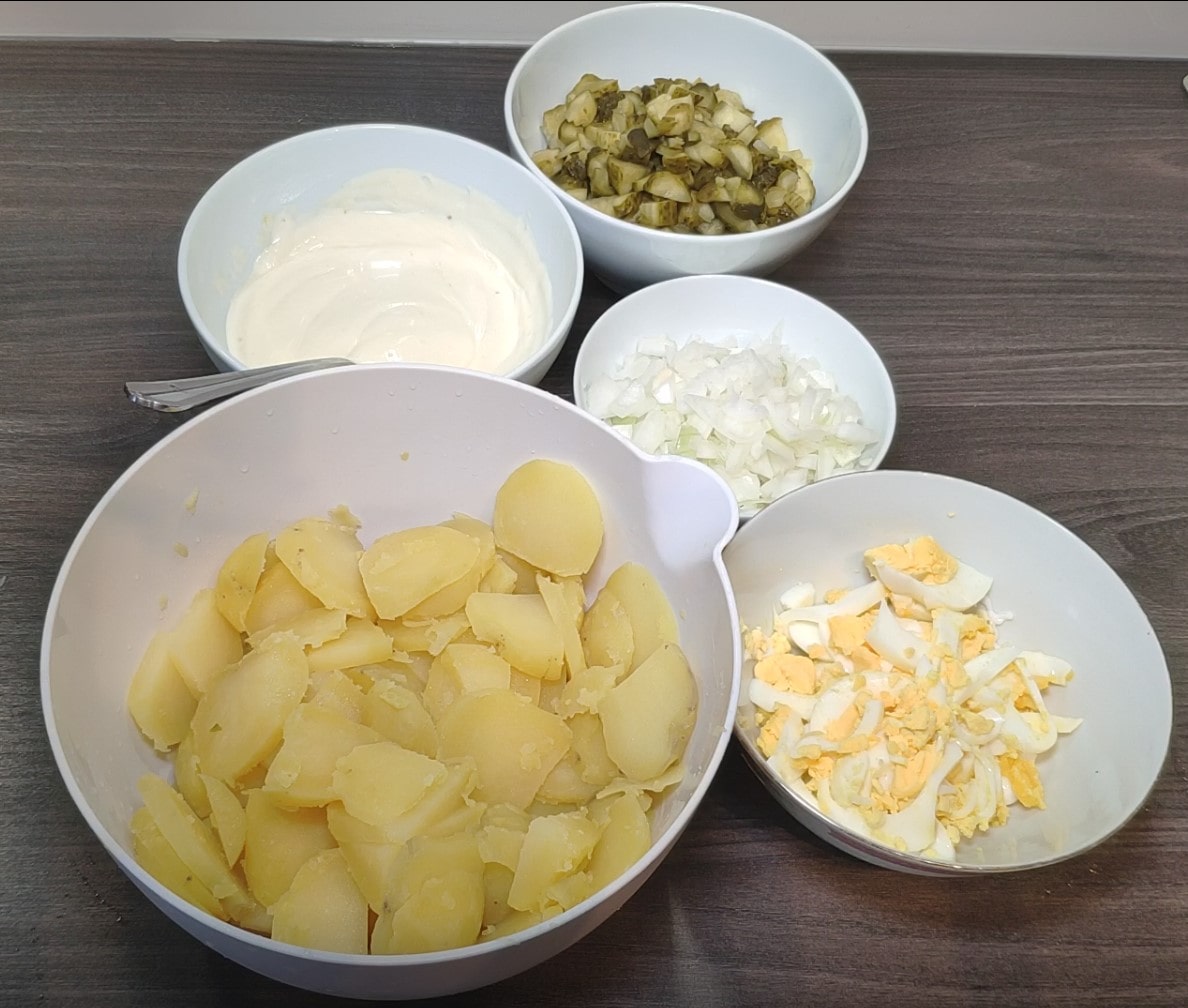 Mix everything together_German potato salad_simple grandma recipe_cold with mayo and pickles_my life in germany_hkwomanabroad-min